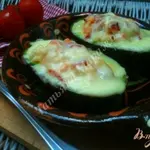 Авокадо запеченные с креветками и сыром