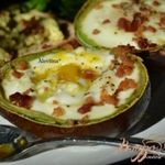 Авокадо с запеченными яйцами