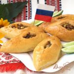 Мясные расстегаи с луком и яйцом