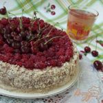 Торт из пряников с ягодами