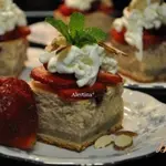 Слоеный торт с клубничной начинкой и кремом Амаретто