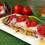 Скумбрия запечённая в фольге с помидорами и зеленью