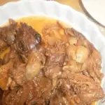Кролик с луком по-гречески