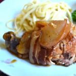 Куриные ножки в беконе с яблоками