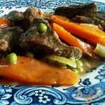 Говядина с морковью и зеленым горошком