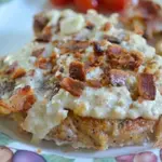 Свиные котлеты со сливочным соусом и беконом