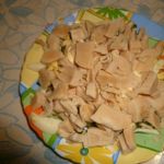 Легкий салат с консервированным кальмаром