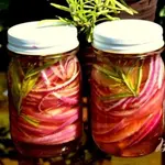 Розовый маринованный лук