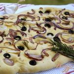 Фокачча с шафраном, луком, чесноком и маслинами