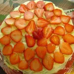 Бисквитный торт с бананами и клубникой