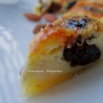 Открытый пирог с черносливом и миндалем
