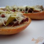 Горячий бутерброд с ветчиной и грибами