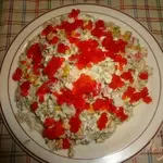 Салат сытный с крабовым мясом и красной икрой