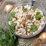 Салат из белой фасоли, лука и орехов