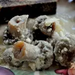 Грибы запеченные в сметане и с луком