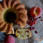 Ореховый кекс с вяленой вишней и персиками