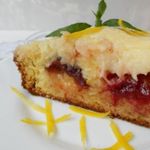 Пирог со сливами и кокосовой глазурью