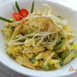 Салат с копченым сыром сулугуни