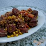 Сардельки с чечевицей и кукурузой
