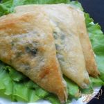 Брик с сыром, зеленью и яйцом