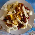 Яйца с колбасой и чипсами