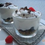 Творожный мусс с мюсли и черникой