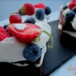 Брауни с кремом из маскарпоне и ягодами