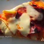 Пицца с чоризо , яблоком и моцареллой