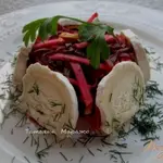 Салат со свеклой, яблоком и козьим сыром
