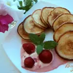 Оладьи с манкой с соусом из клубники со сливками