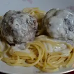 Мясные шарики с хреновым соусом