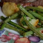 Запеченный картофель с зеленой фасолью