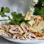 Рулетики из турецкого лаваша бёрек с начинками из тунца и ветчины