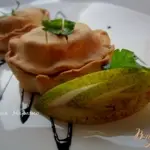 Закрытые тарталетки с козьим сыром и грушей