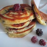 Кукурузно-творожные оладьи с ягодами