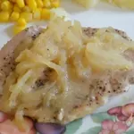 Свиные котлеты с яблочным пюре и хреном