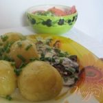 Картофель с кабачками под сметанным соусом.