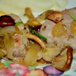 Свиные медальоны с розмарином и грибами