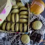 Макарон с шоколадным ганашем и лимонным курдом