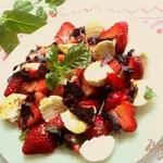 Салат с клубникой и адыгейским сыром
