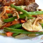 Зеленая фасоль с грибами и морковью