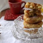 Итальянские манные оладьи с яблоком и курагой
