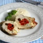 Куриные рулетики  с пикантной начинкой, запечённые в сливках