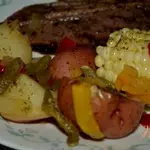 Картофель в фольге с овощами