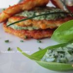 Картофельные оладьи со шпинатово-сырным соусом