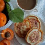 Оладьи на кефире с кусочками абрикоса