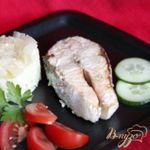 Семга, запеченная в пергаменте на луковой подушке