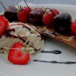 Карамелизированные банановые лодочки с ягодами