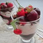 Вишневый десерт со взбитыми сливками