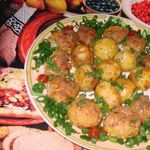 Картофель, запеченый с котлетой в сметанном соусе